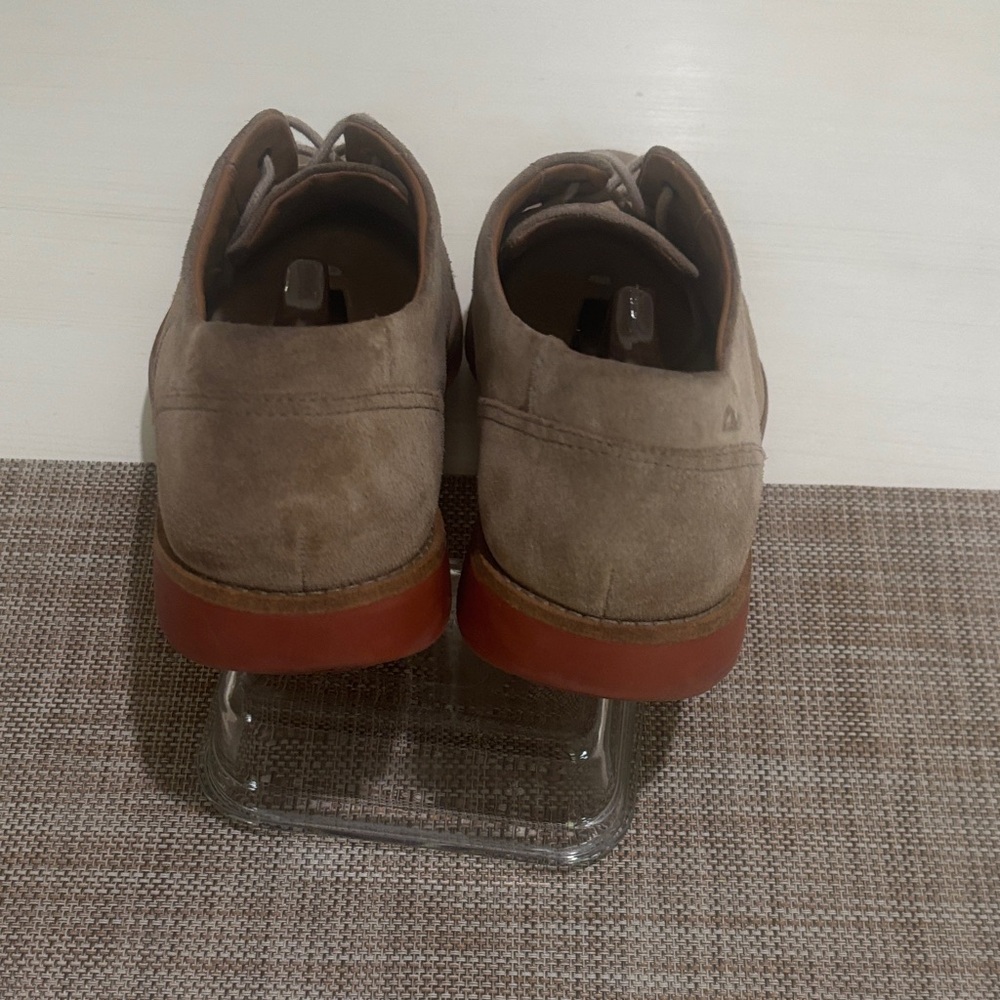 Clarks Derby shoes in tan suede. Men's 13. Like new condition. Classic style! - Picture 4 of 7
